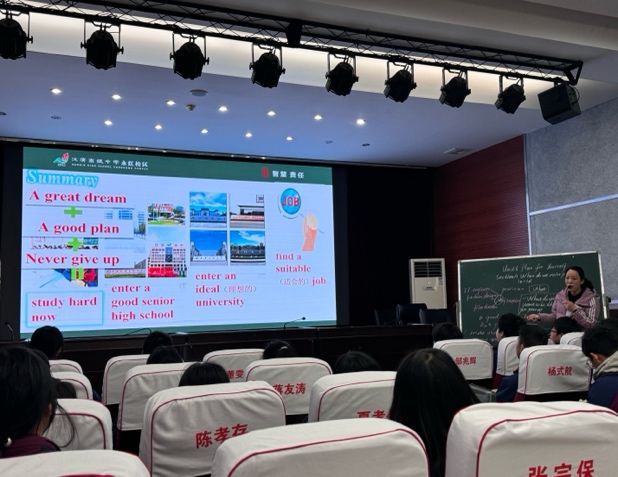 图片包含 室内, 天花板, 房间, 桌子描述已自动生成